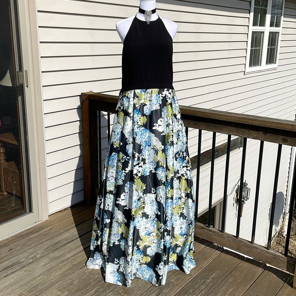 Gorgeous Halter Gown by Blondie Nites - Picture 7 of 17